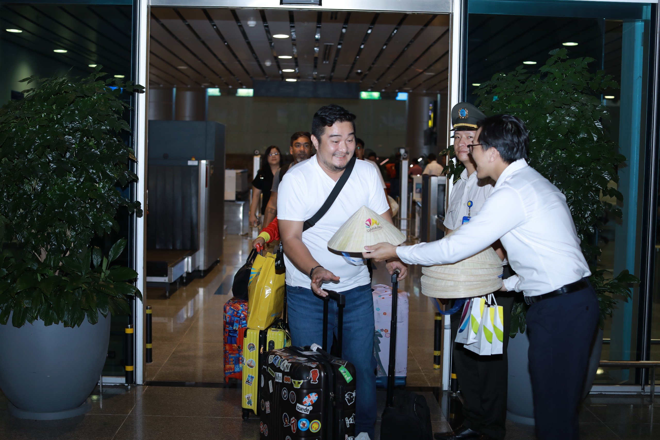 Lãnh đạo thành phố tặng hoa và quà cho 3 vị khách đầu tiên trên chuyến bay manila - Đà Nẵng